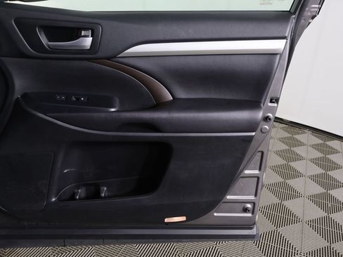 Used 2017 Toyota Highlander XLE w/ Carpet Mat Package AWD/4WD image 23