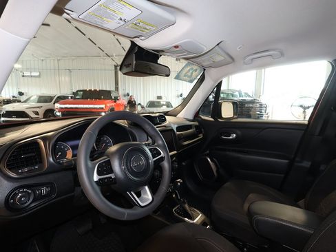 Used 2023 Jeep Renegade Latitude AWD/4WD image 9