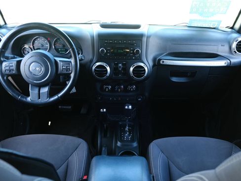 Used 2017 Jeep Wrangler Unlimited Sahara w/ Connectivity Group AWD/4WD image 10