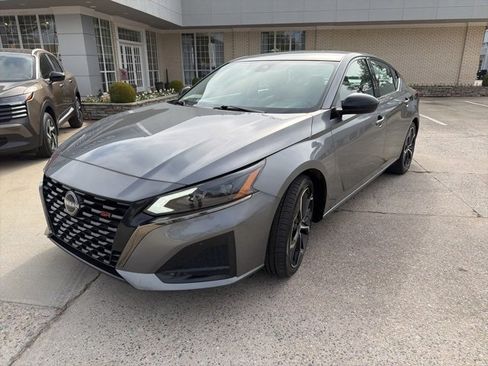 Used 2024 Nissan Altima 2.5 SR image 2