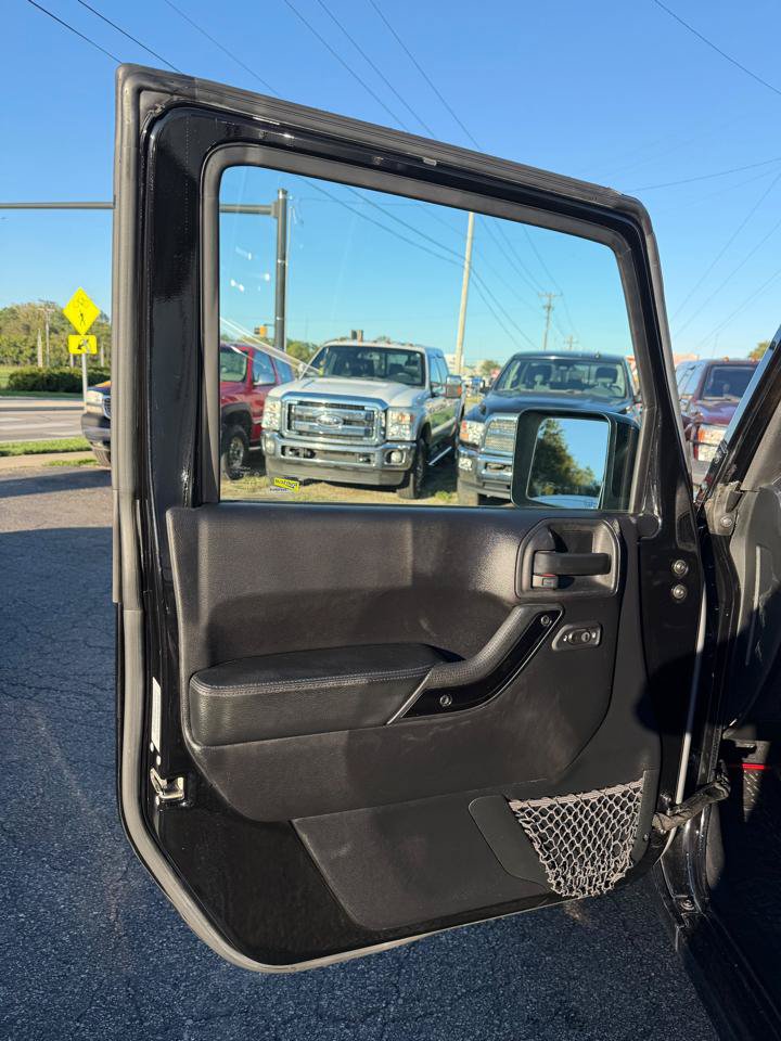 Used 2015 Jeep Wrangler Unlimited Sahara AWD/4WD image 11