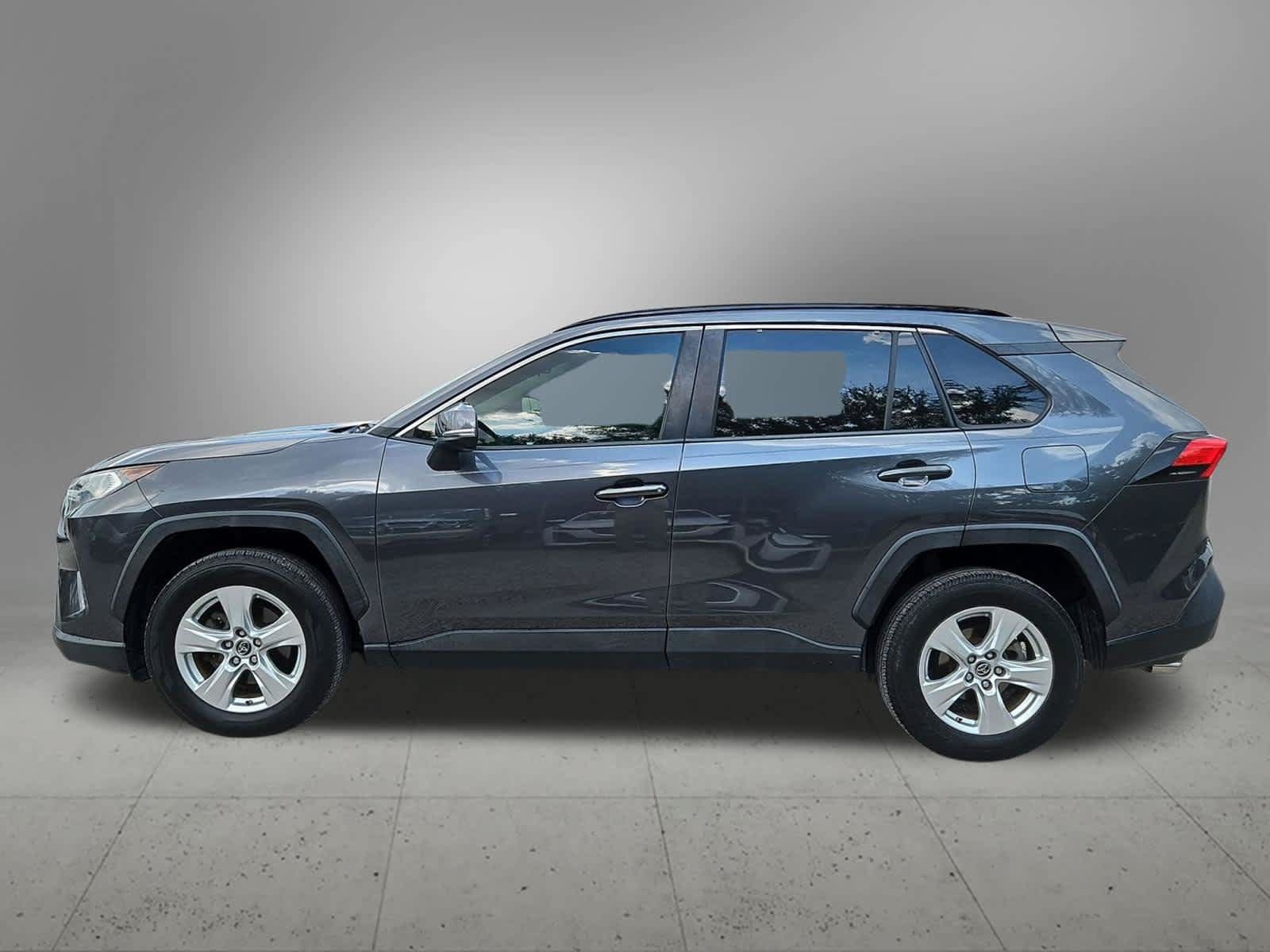 Used 2019 Toyota RAV4 XLE w/ Convenience Package FWD image 3