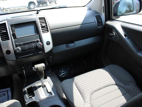 Used 2010 Nissan Frontier SE w/ SE Value Truck Pkg image 12