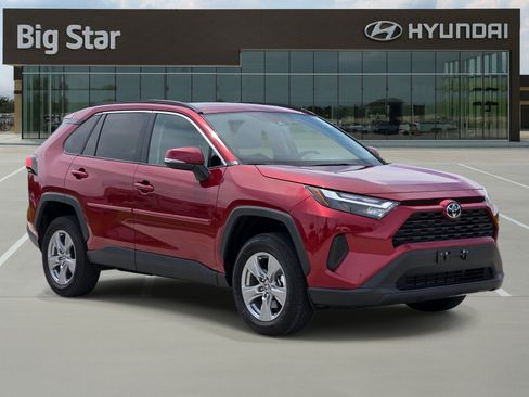 Used 2025 Toyota RAV4 XLE w/ Convenience Package FWD image 6