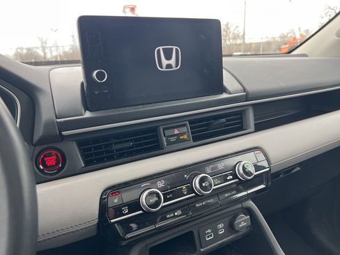 Used 2025 Honda Pilot Touring image 11