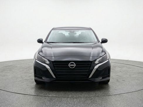 Used 2025 Nissan Altima 2.5 SV FWD image 2