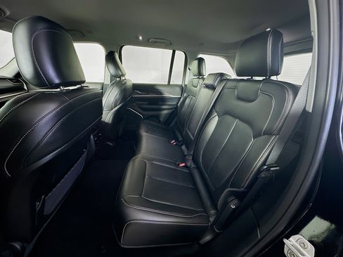 Used 2023 Jeep Grand Cherokee Limited w/ Black Appearance Package image 28