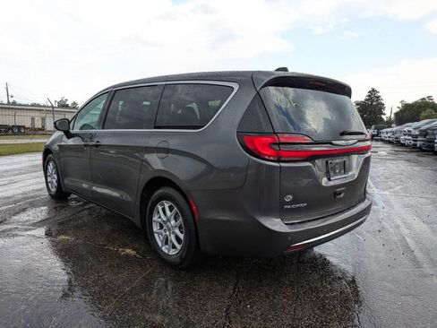 Used 2023 Chrysler Pacifica Touring-L FWD image 6