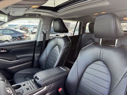 Used 2021 Toyota Highlander XLE image 22
