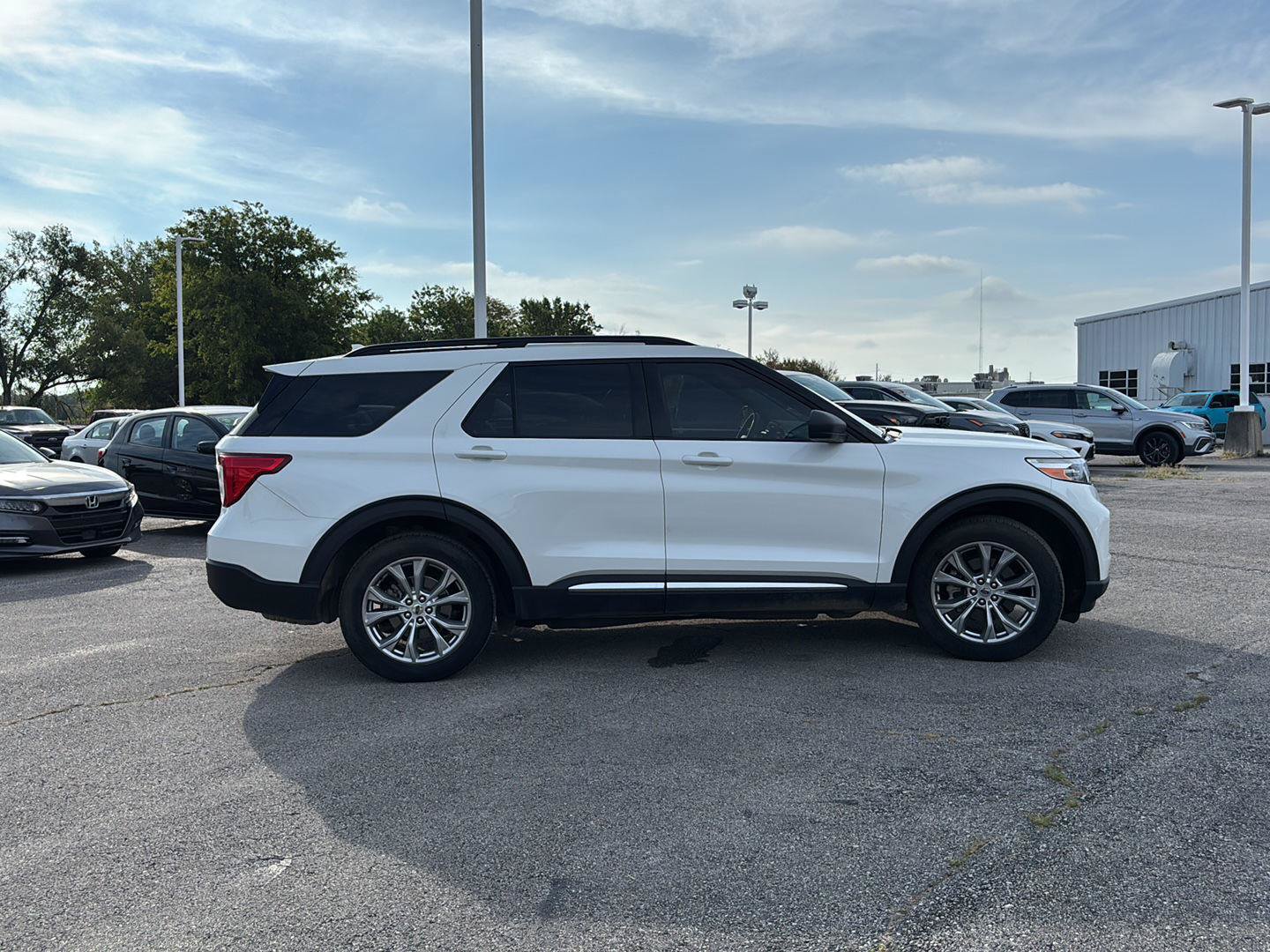 Used 2021 Ford Explorer XLT w/ Equipment Group 202A AWD/4WD image 25
