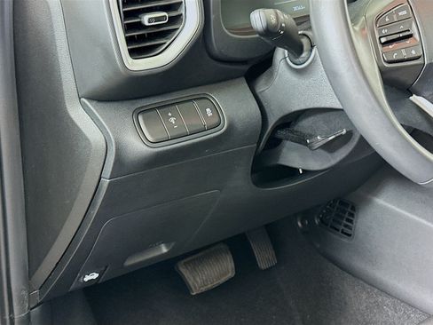 Used 2025 Hyundai Venue SEL FWD image 17
