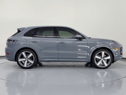Certified 2025 Porsche Cayenne S AWD/4WD image 8