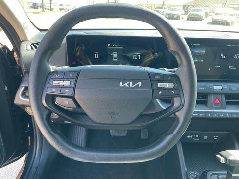 Used 2025 Kia K4 LXS image 31
