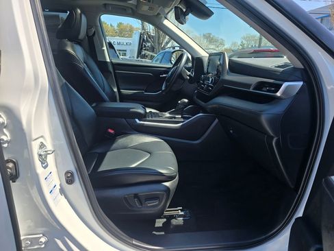 Used 2022 Toyota Highlander XLE AWD/4WD image 10