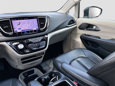 Used 2023 Chrysler Pacifica Touring-L FWD image 22