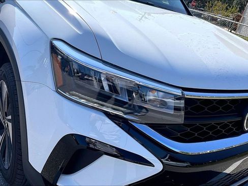 Used 2024 Volkswagen Taos SE image 27