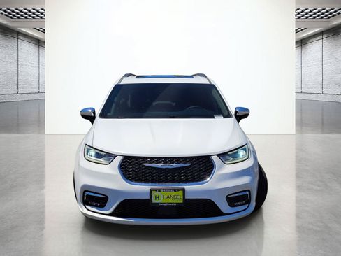 Used 2023 Chrysler Pacifica Limited FWD image 4