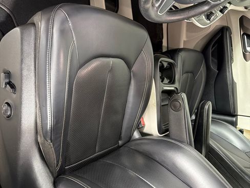 Used 2020 Chrysler Voyager Lxi FWD image 9