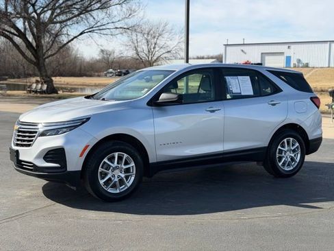 Used 2022 Chevrolet Equinox LS AWD/4WD image 3