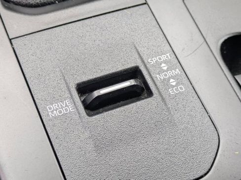 Used 2023 Toyota Highlander XLE image 17