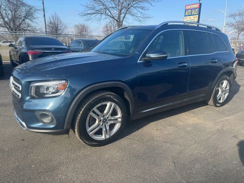 Used 2021 Mercedes-Benz GLB 250 4MATIC w/ Premium Package image 2