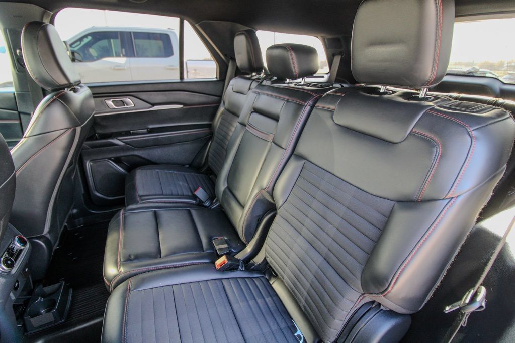 Used 2025 Ford Explorer ST-Line w/ ST-Line Street Pack AWD/4WD image 9