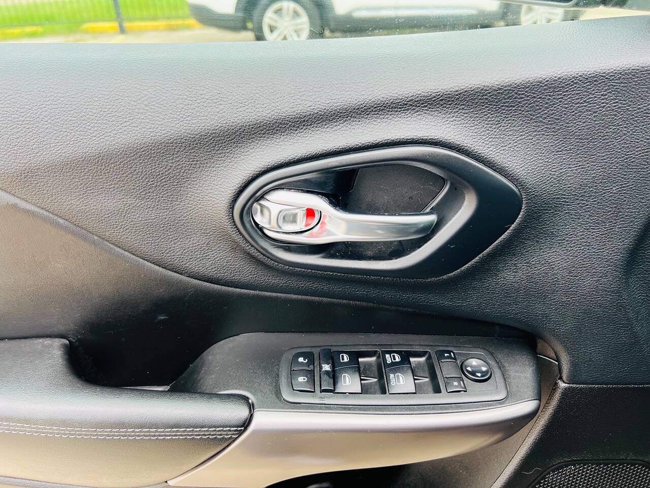 Used 2019 Jeep Cherokee Latitude Plus w/ Cold Weather Group AWD/4WD image 11