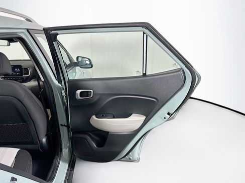 Used 2025 Hyundai Venue SEL FWD image 31