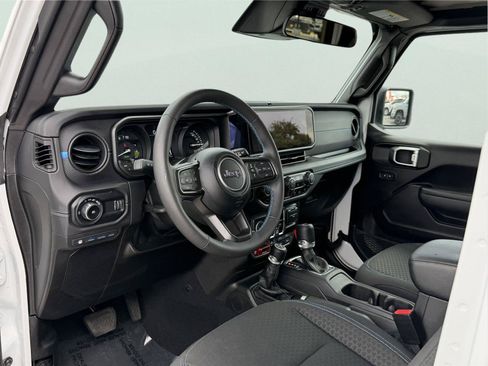 Used 2025 Jeep Wrangler Unlimited Rubicon 4xe w/ Safety Group AWD/4WD image 15