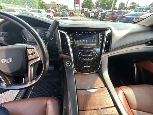 Used 2016 Cadillac Escalade Premium AWD/4WD image 12