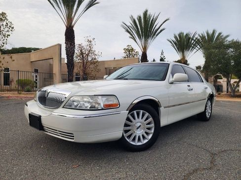 Used 2004 Lincoln Town Car Signature RWD image 2