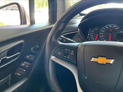 Used 2022 Chevrolet Trax LT w/ Driver Confidence Package AWD/4WD image 8