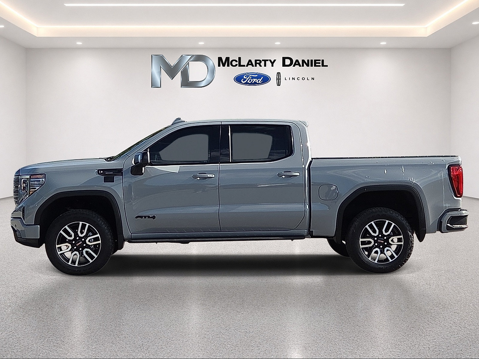 Used 2025 GMC Sierra 1500 AT4 w/ AT4 Premium Package AWD/4WD image 3