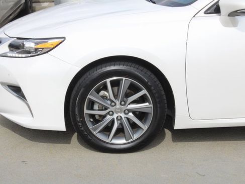 Used 2016 Lexus ES 300h w/ Navigation System Package image 4