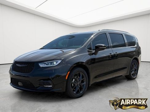 New 2026 Chrysler Pacifica Limited w/ Uconnect Theater Family Group FWD image 9