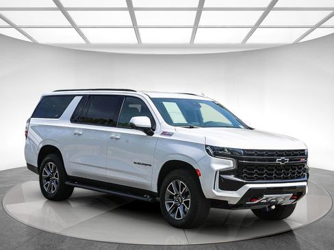 Used 2024 Chevrolet Suburban Z71 w/ Luxury Package AWD/4WD image 5