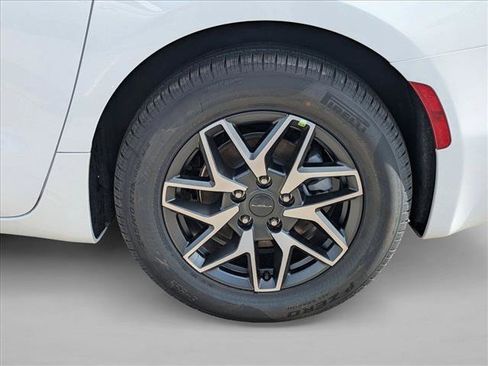 New 2027 Chrysler Pacifica Limited FWD image 7