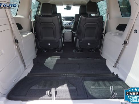 Used 2023 Chrysler Pacifica Touring-L FWD image 19