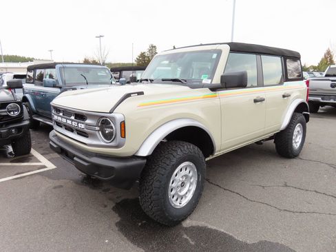 New 2025 Ford Bronco Base image 3