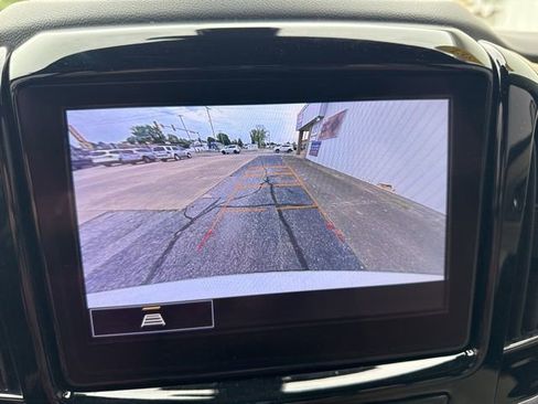 Used 2022 Chevrolet Traverse LT FWD image 24