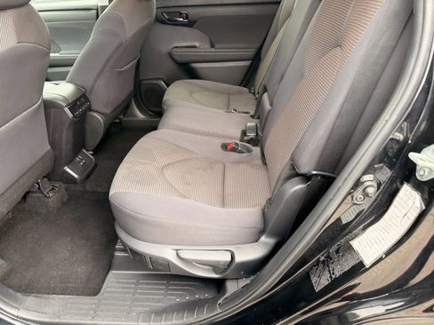 Used 2024 Toyota Highlander LE image 9