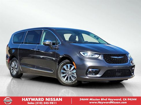 Used 2022 Chrysler Pacifica Limited image 1