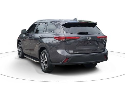 Used 2023 Toyota Highlander XLE FWD image 3