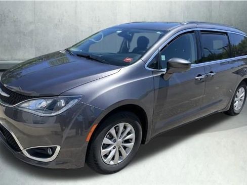 Used 2018 Chrysler Pacifica Touring Plus FWD image 1
