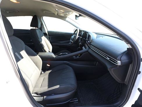 Used 2021 Hyundai Elantra SE FWD image 21
