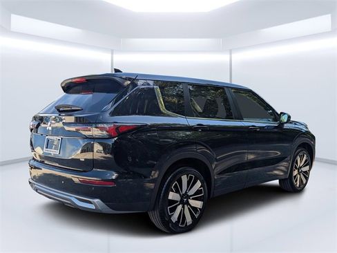 New 2025 Mitsubishi Outlander SE image 3