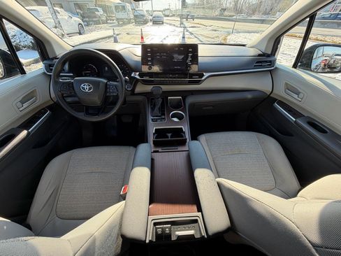Used 2024 Toyota Sienna LE image 19