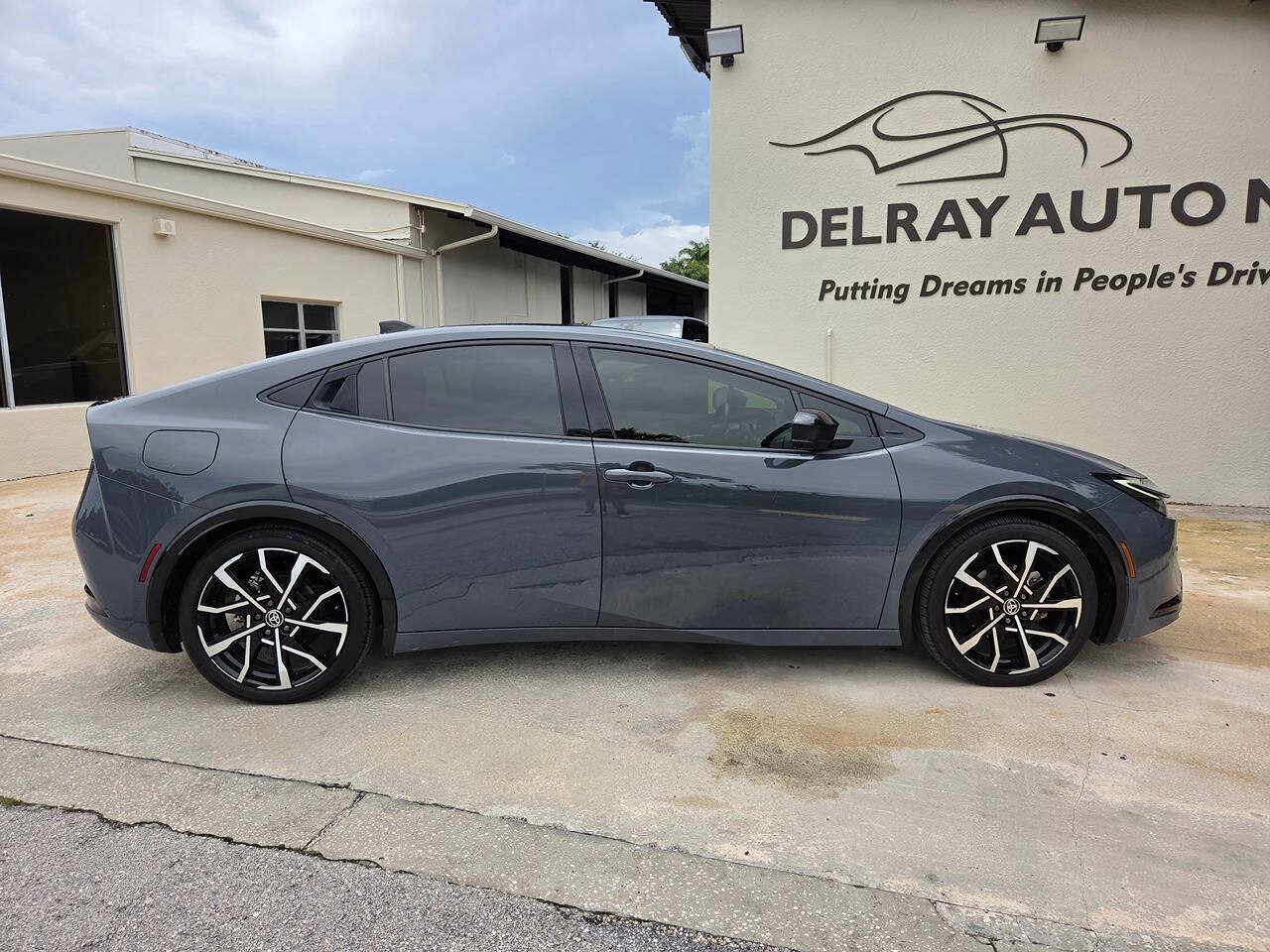 Used 2024 Toyota Prius Prime FWD image 4