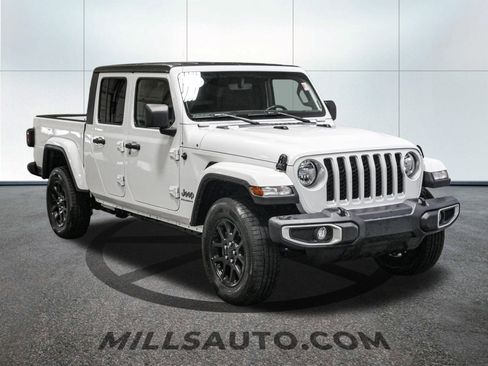 Used 2023 Jeep Gladiator Overland image 10