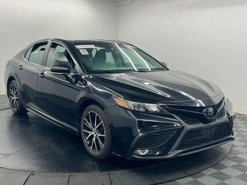 Certified 2022 Toyota Camry SE image 2